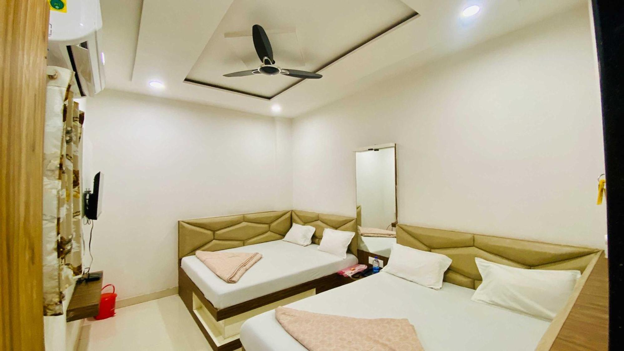 Hotel Gayatri Palace Godarpura Luaran gambar