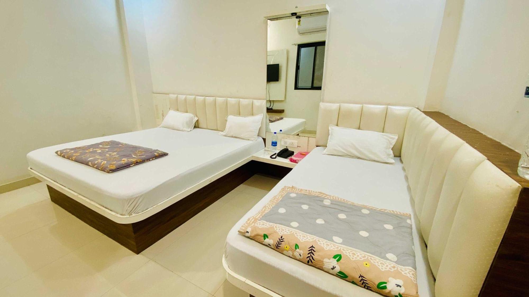 Hotel Gayatri Palace Godarpura Luaran gambar