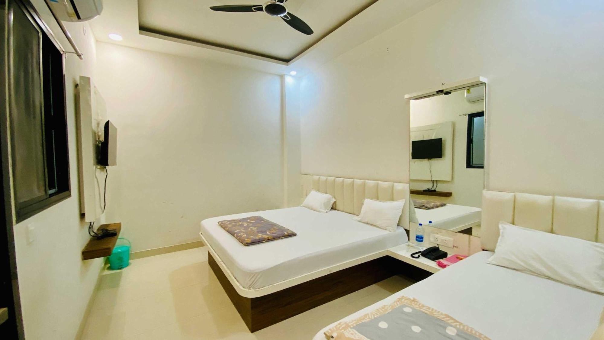 Hotel Gayatri Palace Godarpura Luaran gambar